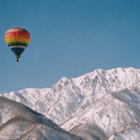Bed and Breakfast ペンション ちゃうちゃう Hakuba Exterior foto